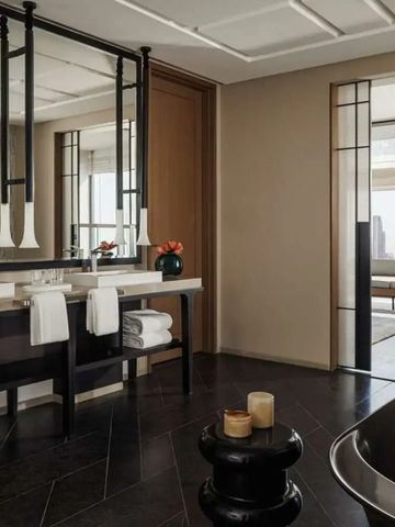 Luxuriöses Badezimmer mit eleganter Einrichtung und Stadtblick.