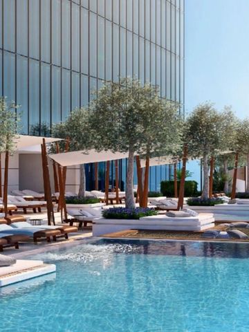 Infinity Pool auf der Terrasse mit eleganten Liegen und Bäumen.