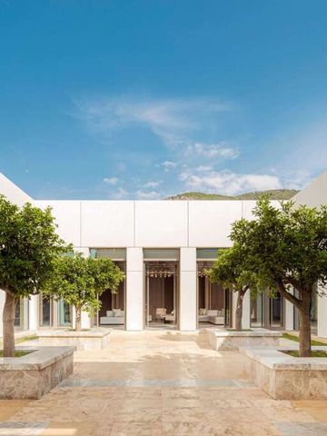 Eleganter Innenhof mit Orangenbäumen und sonnigem Himmel