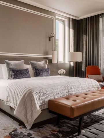 Hochwertig eingerichtetes Hotelzimmer mit moderner Dekoration