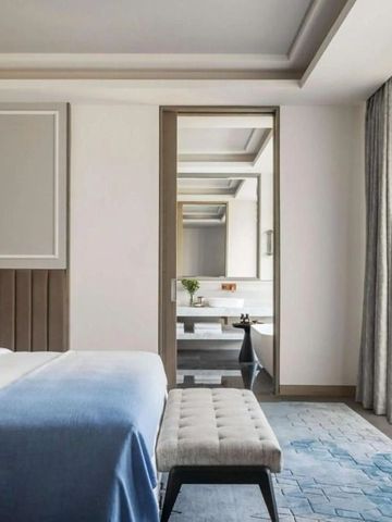 Modernes Hotelzimmer mit eleganter Farbgestaltung und Annehmlichkeiten