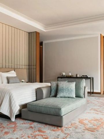 Geräumiges Zimmer mit eleganter Einrichtung und stilvollem Bett.