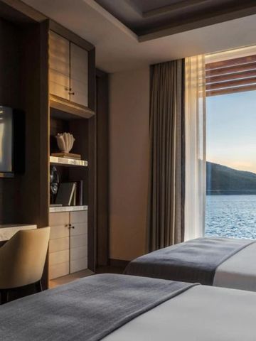 Zimmer mit herrlichem Blick auf das Wasser bei Sonnenuntergang.