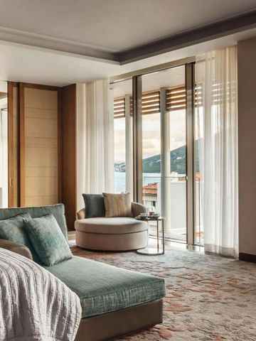 Luxuriöses Zimmer mit eleganter Sitzecke und Balkon.