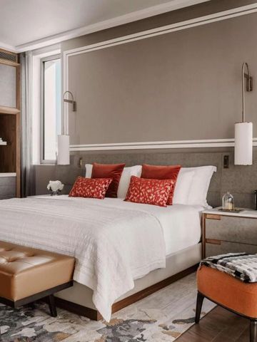 Luxuriös eingerichtetes Schlafzimmer mit eleganten Möbeln und modernen Akzenten