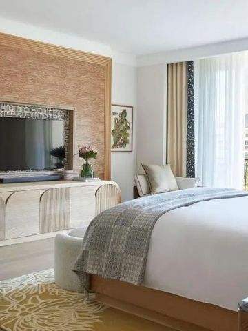 Modernes Schlafzimmer mit stilvollen Möbeln und Bergblick