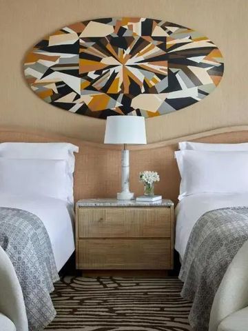 Detailaufnahme eines stilvoll eingerichteten Zimmers mit Kunstwerk