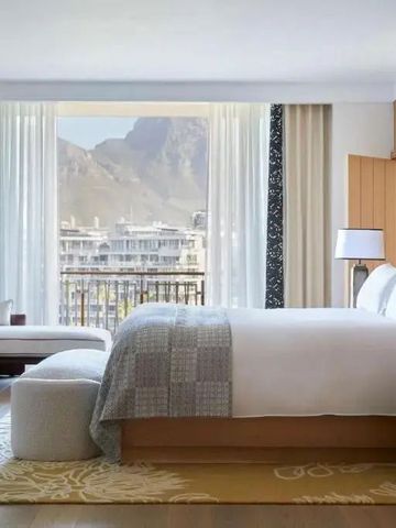 Großes, luxuriöses Zimmer mit Bergblick durch großzügige Fenster