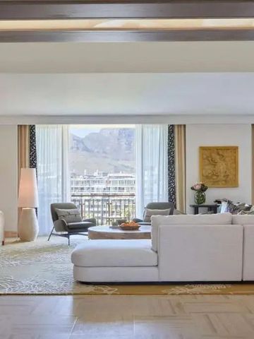 Großer Wohnbereich mit stilvollen Möbeln und Bergblick