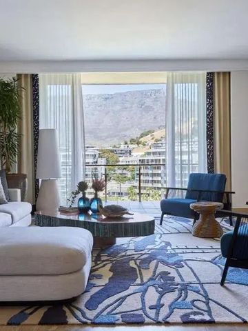 Helles Wohnzimmer mit gemütlichen Sitzmöbeln und Panoramablick