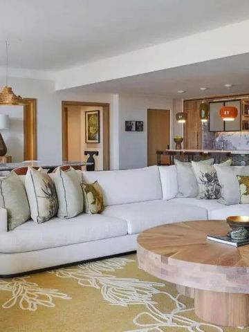 Luxuriöser Wohnbereich mit modernem Sofa und stilvollem Dekor