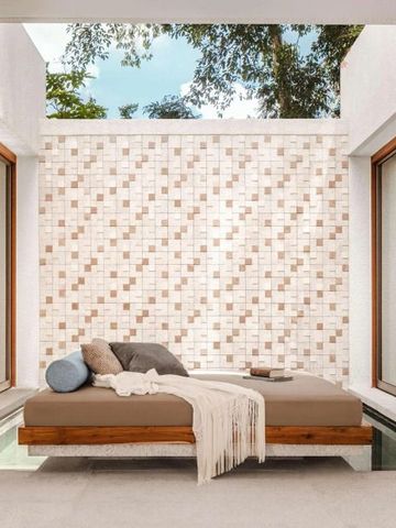 Chicer Innenhof mit Wasserbett und modernen Elementen