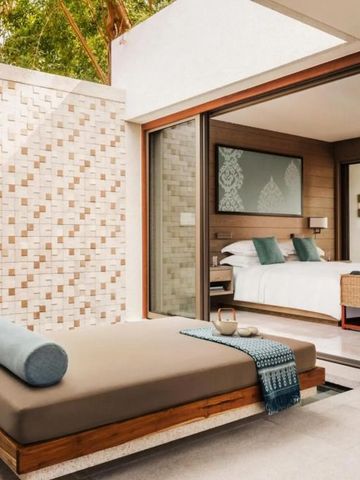 Luxuriöse Suite mit privater Terrasse und Poolblick