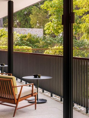 Terrasse mit Blick auf einen üppig grünen Garten