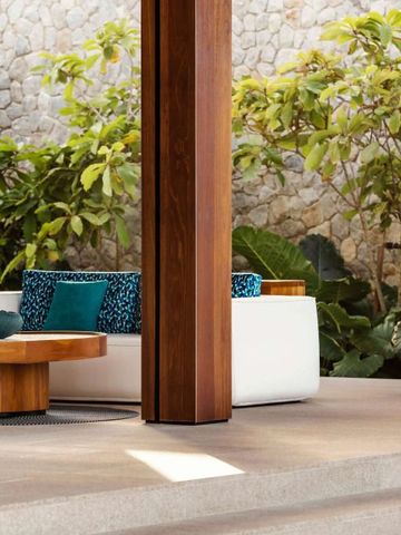 Gemütliche Lounge mit moderner Dekoration und Pflanzen