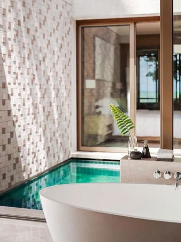 Moderne Badewanne mit Blick auf einen privaten Pool