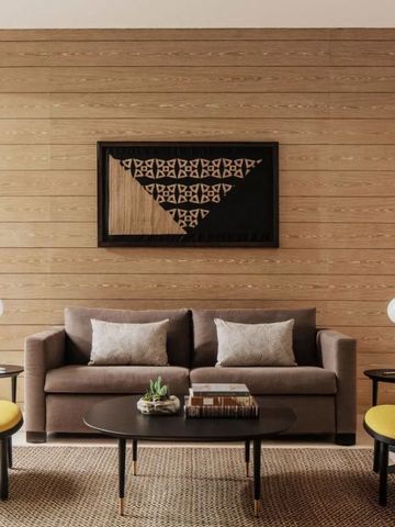 Eleganter Wohnbereich mit stilvollen Holzwänden und moderner Dekoration