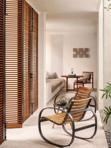 Gemütlicher Innenhof mit Holzläden und Designer-Stühlen