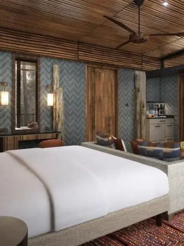 Hotelzimmer im rustikal-eleganten Stil mit Holzelementen.