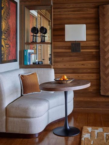 Gemütliche Sitzecke mit modernem Design und Holzverkleidung im Hotelzimmer