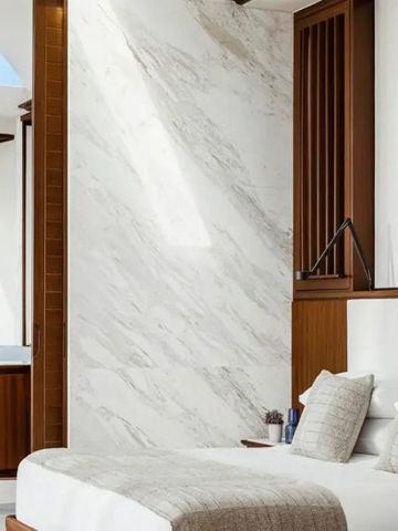 Hell dekoriertes Schlafzimmer mit Marmorakzenten