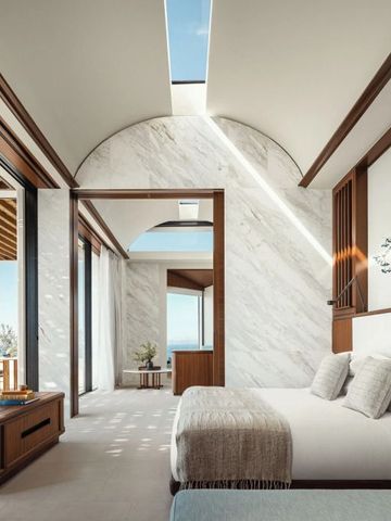 Luxuriöses Schlafzimmer mit Blick auf das Meer im Hintergrund