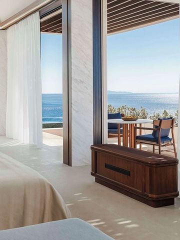 Luxuriöses Hotelzimmer mit Meerblick und stilvoller Holzverkleidung.