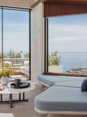 Geräumiger Wohnbereich mit Blick auf das Meer und komfortablen Loungemöbeln.