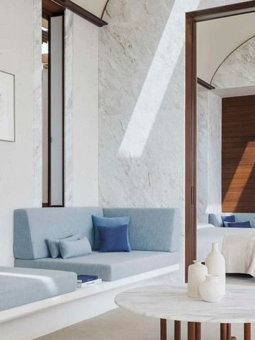 Helles Lounge-Areal mit maßgeschneiderter Einrichtung und Tageslicht.