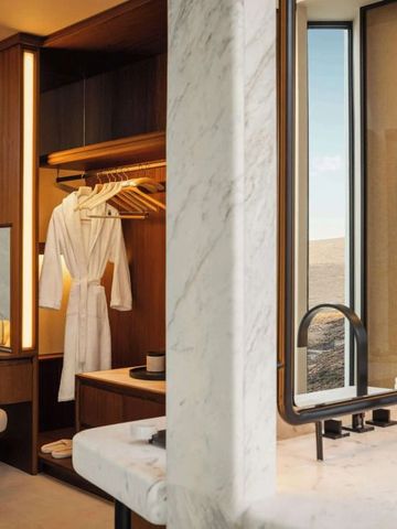 Luxuriöse Suite mit Ankleidebereich und Marmorwaschbecken