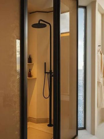 Moderne Dusche mit Blick auf das Meer