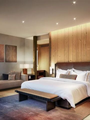 Elegantes Hotelzimmer mit Holzvertäfelung und modernem Design