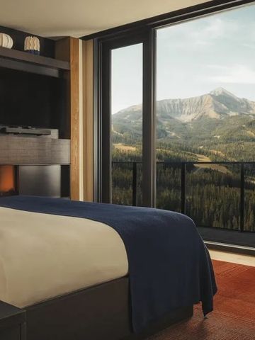 Hotelzimmer mit Panoramablick auf die Berge und modernem Interieur