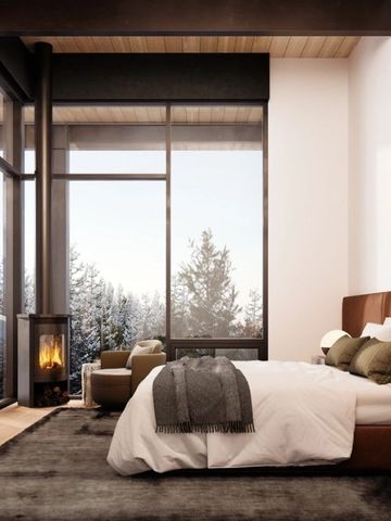 Helles Zimmer mit hohen Fenstern und Blick auf verschneite Bäume