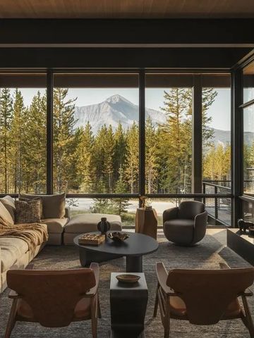 Geräumiges Wohnzimmer mit Panoramafenstern und Bergblick.