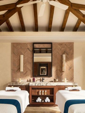 Holzdecke mit zwei Massageliegen in einem stilvollen Spa-Raum