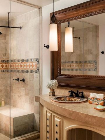 Luxuriöses Badezimmer mit großer Dusche und dekorativem Spiegel