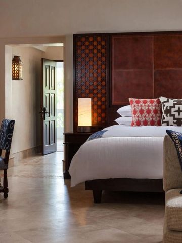 Gemütliches Schlafzimmer mit stilvollen Kissen und Tageslicht bei One&Only Palmilla