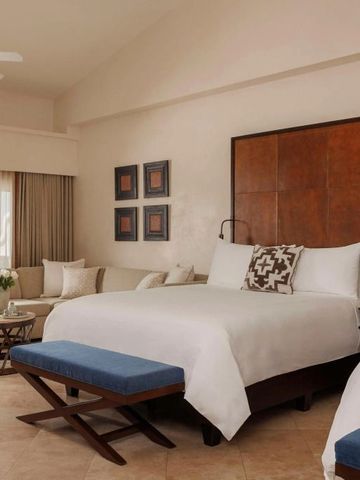 Luftiges Zimmer mit zwei Doppelbetten und eleganter Einrichtung bei One&Only Palmilla