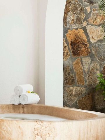 Rustikales Badezimmer mit Steinbadewanne und Pflanzen bei One&Only Palmilla