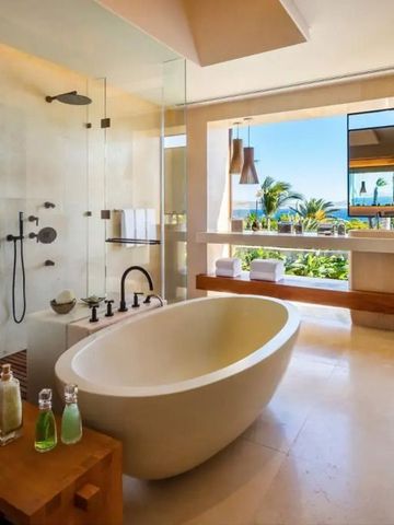 Luxuriöses Badezimmer mit freistehender Badewanne und Meerblick im Hotel One&Only Palmilla