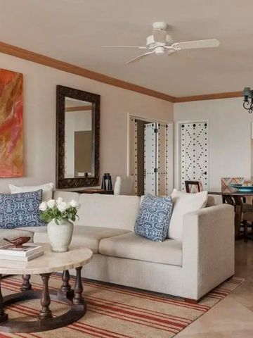 Wohnbereich in einer Suite mit komfortablen Sitzmöbeln und Kunst im Hotel One&Only Palmilla