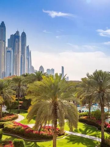 Beeindruckender Blick auf die Skyline von Dubai vom Garten des Hotels