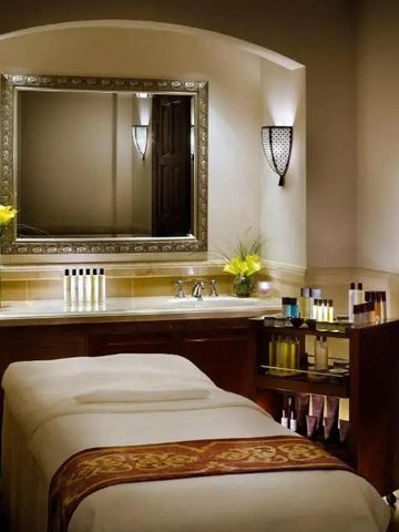 Eleganter Spa-Raum mit Massagebett und beruhigender Beleuchtung