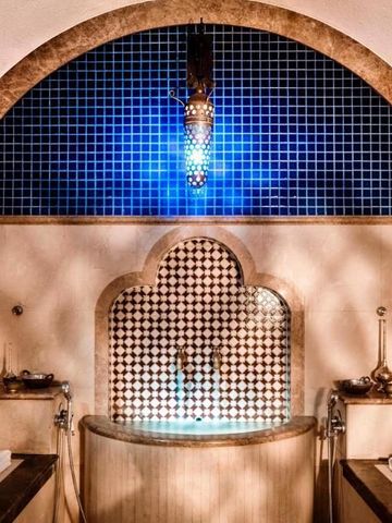 Traditionell gestaltetes Wasserbecken im arabischen Stil mit stimmungsvoller Beleuchtung