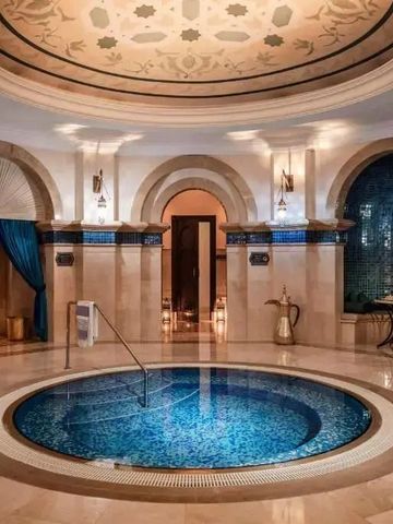 Luxuriöse Spa mit prächtigem Mosaik und Tauchbecken im Hotel One&Only Royal Mirage