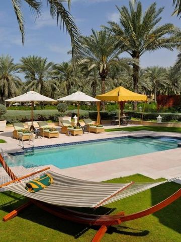 Oase mit Pool und Hängematte in tropischer Gartenlandschaft