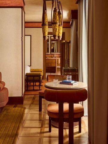 Gemütliche Suite mit bequemer Sitzecke und geschmackvoller Dekoration