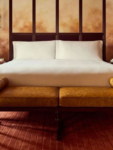 Luxuriöses Schlafzimmer mit Kingsize-Bett und atmosphärischer Beleuchtung