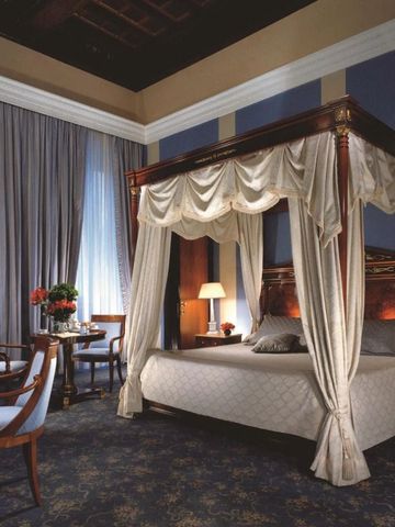 Prächtiges Zimmer mit Himmelbett und eleganter Einrichtung